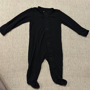 Black magnetic me footie